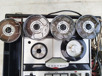 starý kufríkový diktafón - 10