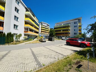 Na predaj: priestranný 3-izbový byt s terasou v obľúbene - 10