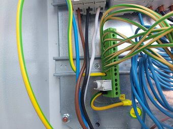 kovová elektrická rozvodná skriňa + 10x kábel 3.5 metra - 10