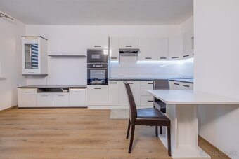 Veľký 1,5-izbový byt na Sekčove - 10