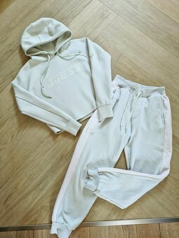 Guess biela a svetlo zelena logovana teplakova suprava dres - 10