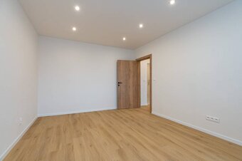 NA PREDAJ,3- IZB.BYT,KOMPLETNÁ REKONŠTRUKCIA,UL. SOKOLOVSKÁ, - 10