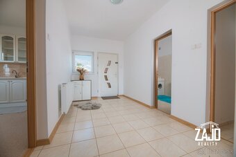 Priestranný RD s dvoma bytovými jednotkami a veľkým pozemkom - 10