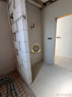 Rezervované Na predaj 5-izbový  rodinný dom v obci Košolná - 10