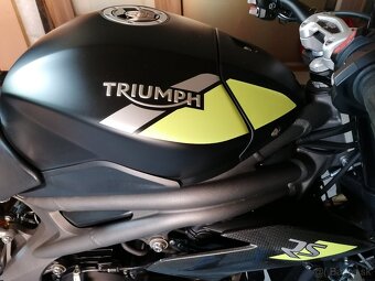 TRIUMPH 1050 Speed Triple RS 4/2021 - 10