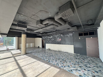 Prenájom prízemného obchodného priestoru 185 m² na prémiovej - 10
