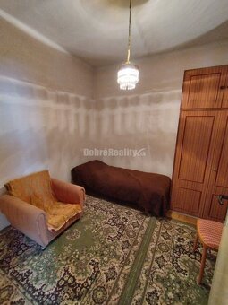 Zaujímavý a zachovalý 4 izbový rodinný dom v povodnom stave  - 10