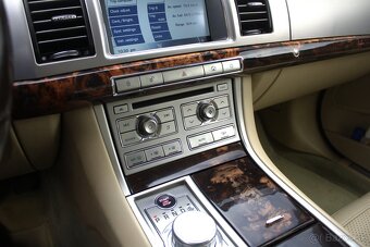 Jaguar F-Pace 2.0 I4 300k Prestige AWD AT8 - 10