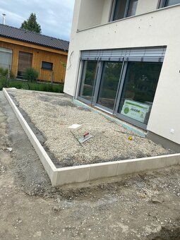 Pokládka zámkovej dlažby, úprava terénu - 10