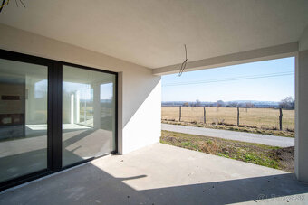 Novostavba- Bungalov s pekným výhľadom na Smolenický zámok - 10