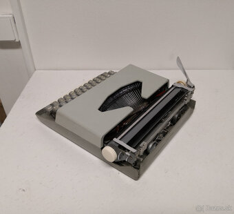 Písací stroj s koženým kufríkom - 10