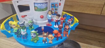 Paw Patrol – originálna veža + 9 autíčok a 8 figúrok + figúr - 10