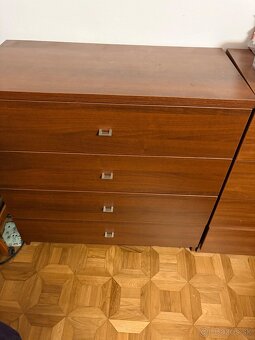 Predám manželskú posteľ s noč stolikmi a s 3 komodami - 10