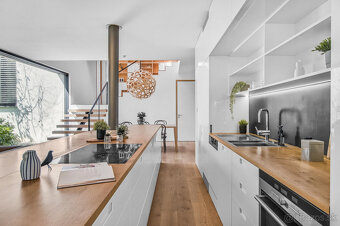 Moderný dom ukrytý za nenápadným vizuálom z ulice - 10