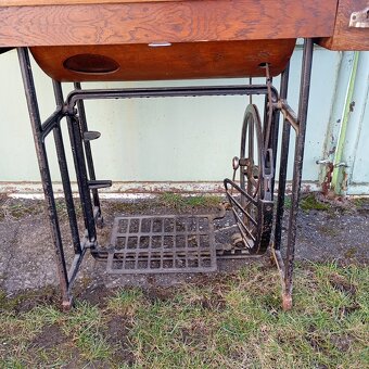 starý šijací stroj LADA - 10