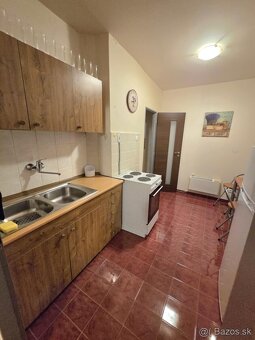 Prenájom veľký 2-izbový byt v centre na pešej zóne v Štúrov - 10