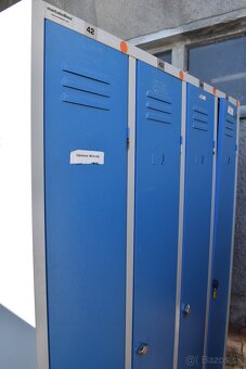 4-dverová šatníková skriňa s dlhými dverami a nožičkami - 10