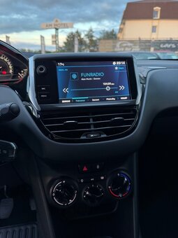 Peugeot 208 1.2 PureTech Signature E6d-ISC - 10