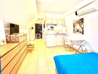 Zařízené studio 1+kk (31 m²) s prostorným balkonem - 10