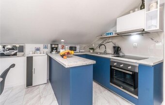 Chorvátsko dom s tromi apartmánmi 50 metrov od mora. - 10
