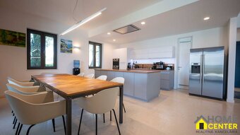 NA PREDAJ atraktívna kamenná vila /419 m²/ pri mori, Dalmáts - 10