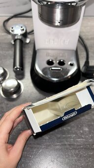Kávovar De'Longhi Dedica biely, BOSCH mlynček na kávu zdarm - 10