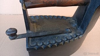 Stará orig. atypická žehlička s komínem, zdobená, pekná - 10