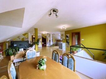 7 izbový rodinný dom s garážou,pozemok 730 m2 v obci Slatina - 10