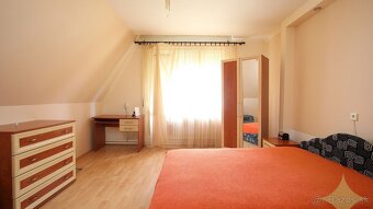Harmonický rodinný dom s vkusne upraveným pozemkom, jazierko - 10