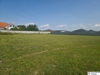 Krásny pozemok na výstavbu RD, 840m2, Hurbanova Ves, okr. Se - 10
