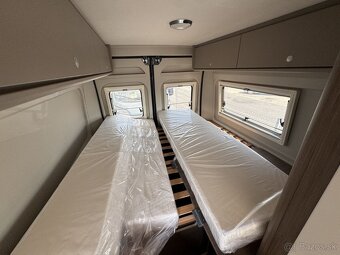 CamperVan s otvárateľnou strechou CARADO CV640 Novy Automat - 10