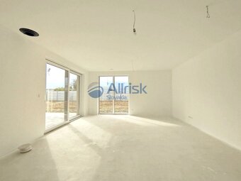 Voľne stojaci 4.izbový rodinný dom s garážou v Šalgočke na n - 10