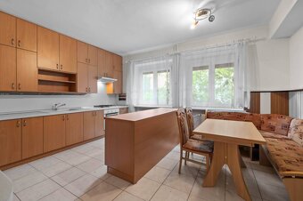 Rodinný dom na Nivách s veľkým pozemkom a garážou - 10