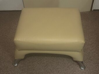 Predám sedačku, 2 kreslá, 3 taburetky - 10