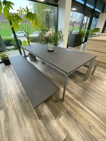 Kvalitný hliníkový stôl s 2 lavicami - 10