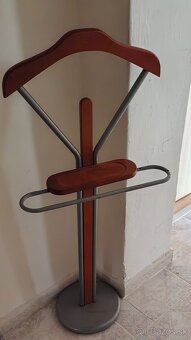 Posteľ, skrinky, stôl, stoličky, nočné stolíky, obrázky. - 10