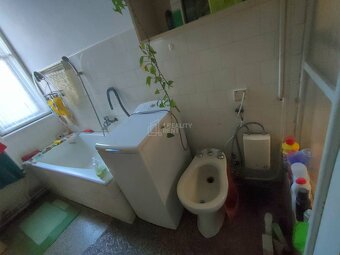 Predaj: 2/3-ny veľkého rodinného domu s garážou v centre Ži - 10