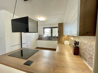 Na predaj moderná štýlová novostavba s garážou a pozemkom - 10