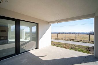 Novostavba- Bungalov s pekným výhľadom na Smolenický  zámok - 10