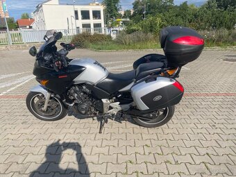 Honda CBF 600 s.600 kubických centimetrov 57 kW. Rok výroby - 10