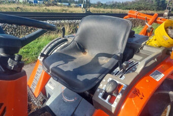 Traktor Kubota B52 z roku 1998 - 10