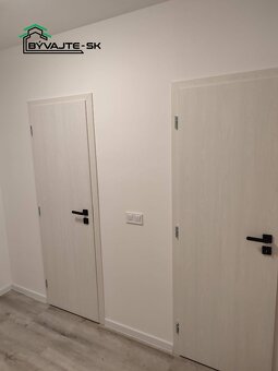 REZERVOVANÉ Dvojizbový byt s lódžiou a komorou na sídlisku - 10