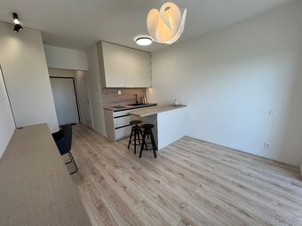 Štýlová garsonka s balkónom – Slnečnice POP - 10
