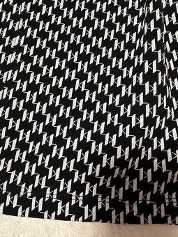 Čiernobiele tričko so stojačikom a monogramom Karl Lagerfeld - 10