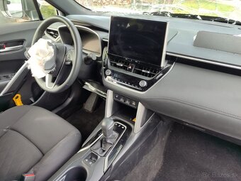 Predám havarovanú Toyota Corolla Cross 2.0 benzin+Hev 112 kW - 10
