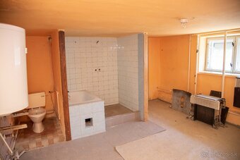 EXKLUZÍVNE vám ponúkame na predaj starší rodinný dom s veľký - 10