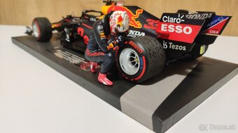 Max Verstappen 1:18 s figurkou - prvy titul Abu Dhabi 2021 - 10