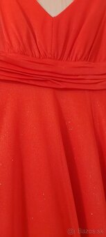 Krásne červené spoločenské šaty - 10