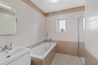 REZERVOVANÉI Predaj 5 - izb.dom v obľúbenej lokalite Ivanka  - 10