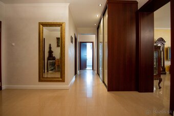 ZNÍŽENÁ CENA Nádherný rodinný dom s nádychom luxusu - 10